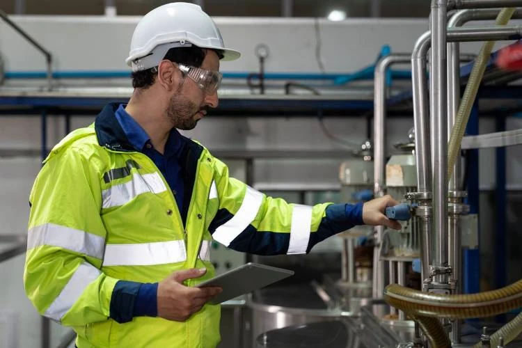 ¿Cuáles son las diferencias entre un CMMS y un EAM?