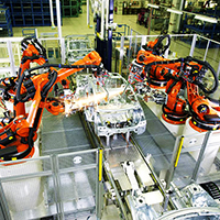 En Colombia, la industria automotriz ha implementado la robótica industrial. Foto: KUKA