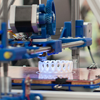 La llegada de la fabricación aditiva, conocida de forma más común como impresión 3D, fue comparada en un artículo publicado en The Economist en febrero de 2011 con la irrupción de la imprenta y/o de la máquina de vapor. 